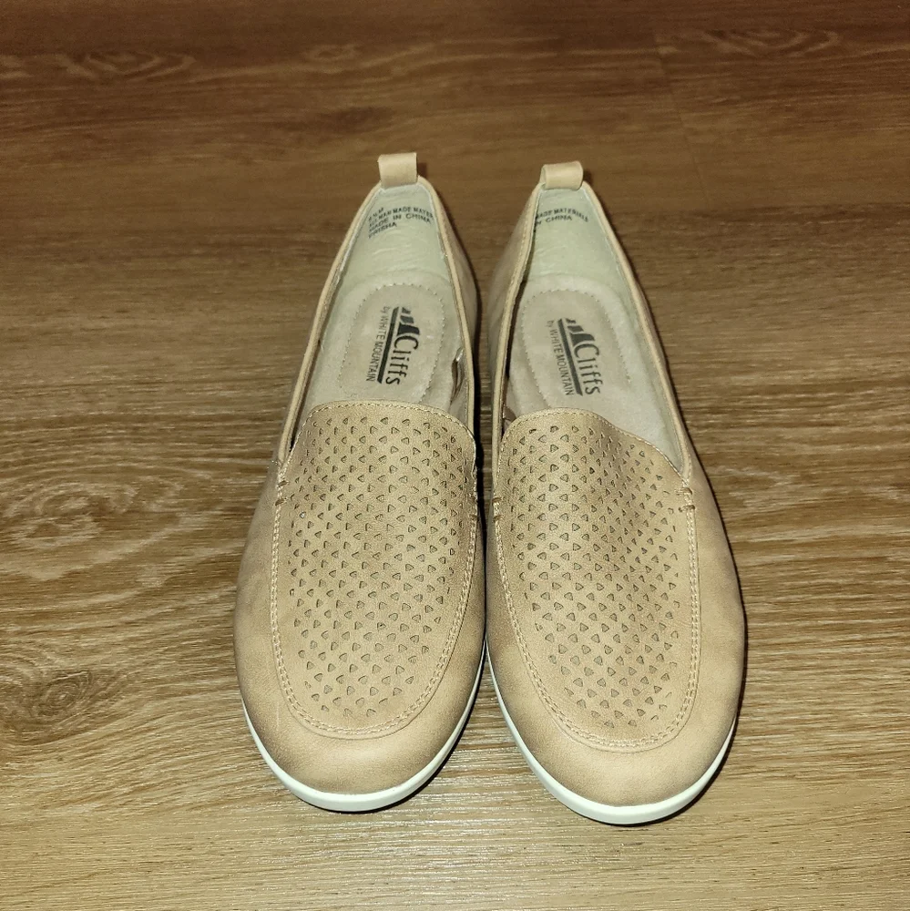 Cliffs by White Mountain Prisha Tan Eyelet Comfort Loafers Womens Size 5.5 M new